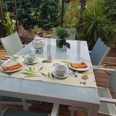 D Hotes De La Louve Bed & Breakfast *